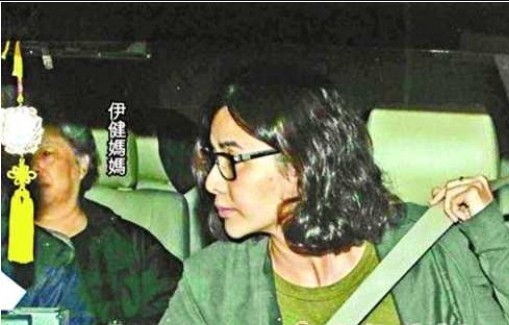 郑伊健否认婚讯 对蒙嘉慧手上戒指不知情