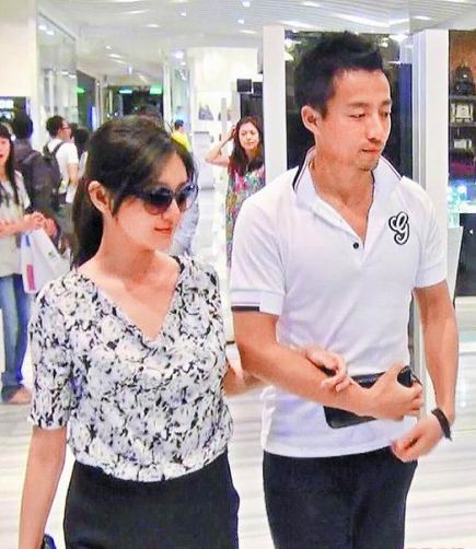 大S汪小菲情侣装“飞跃”长城 曝婚后恩爱细节(组图)