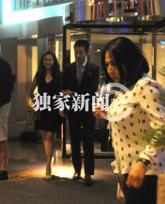 大S汪小菲情侣装“飞跃”长城 曝婚后恩爱细节(组图)