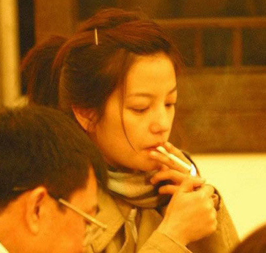 盘点吸烟不顾形象的女星