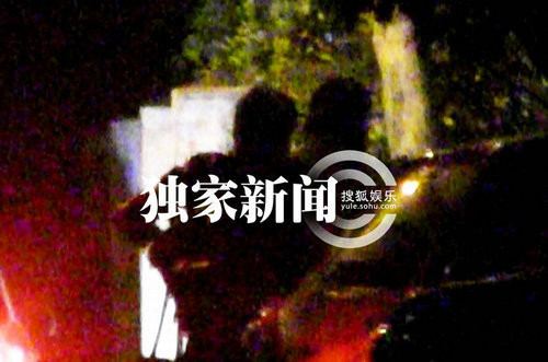 波神彭丹现身夜店狂欢 与神秘男士驾车同回香闺