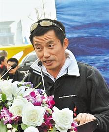 青岛人郭川冲击环球航海极限 妻子磕头祈福送行