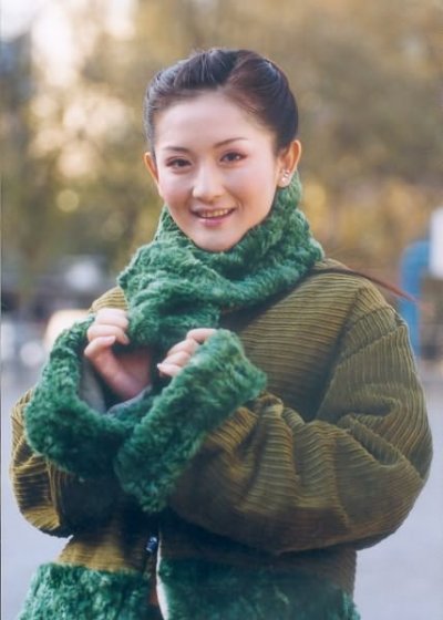 谢娜首次登台照曝光 婴儿肥如小胖妞眉清目秀