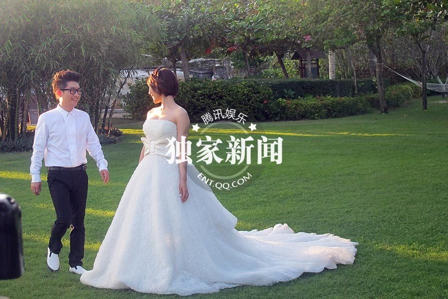 金志文豪华婚礼现场 新人抵海边拍婚纱照