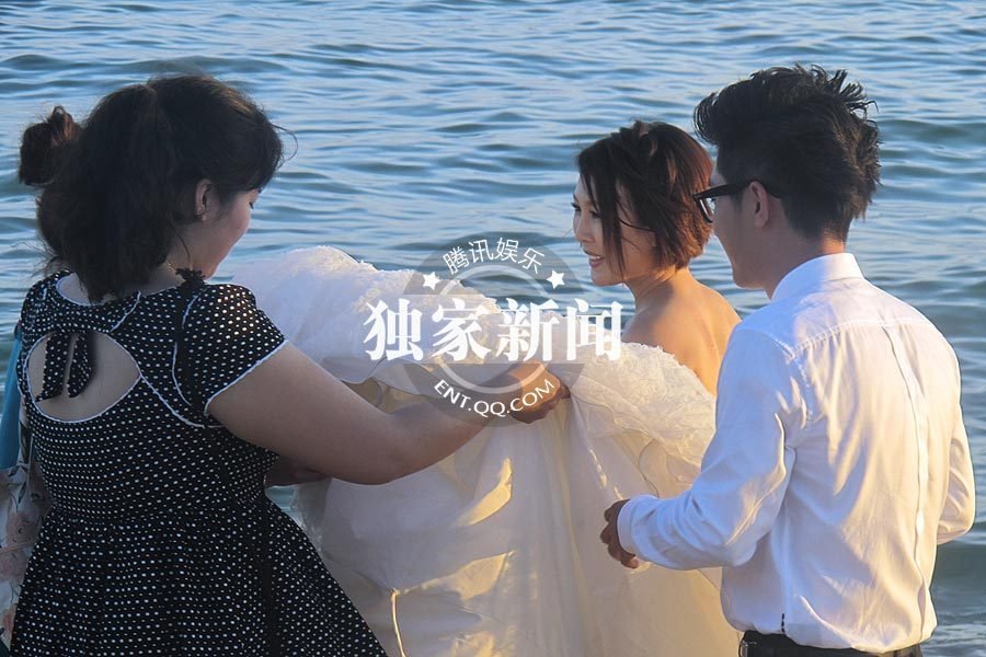 金志文豪华婚礼现场 新人抵海边拍婚纱照