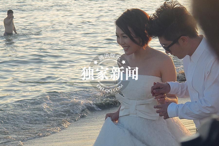 金志文豪华婚礼现场 新人抵海边拍婚纱照