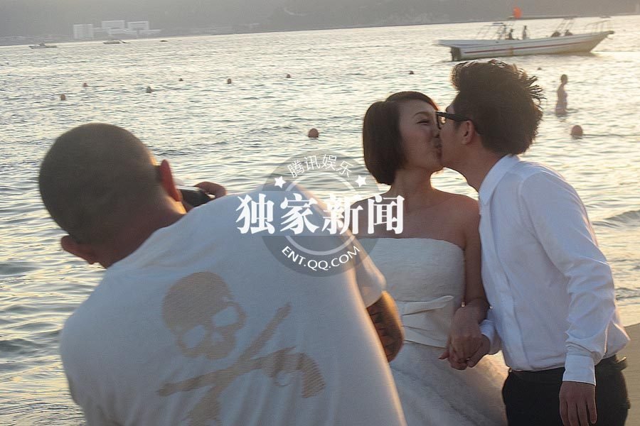 金志文豪华婚礼现场 新人抵海边拍婚纱照