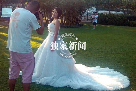 金志文豪华婚礼现场 新人抵海边拍婚纱照