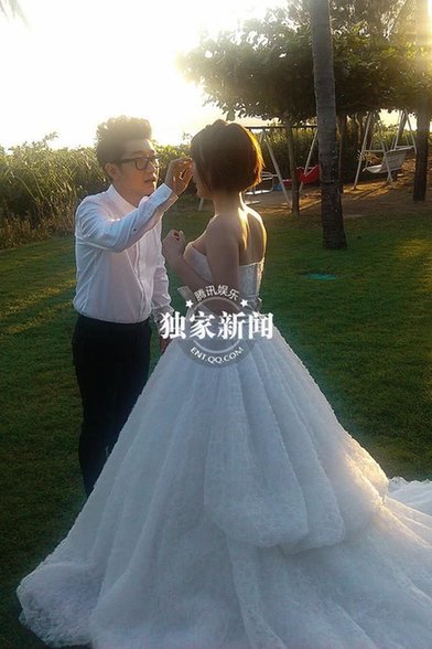 金志文豪华婚礼现场 新人抵海边拍婚纱照