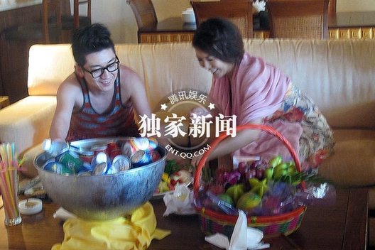 金志文豪华婚礼现场 新人抵海边拍婚纱照