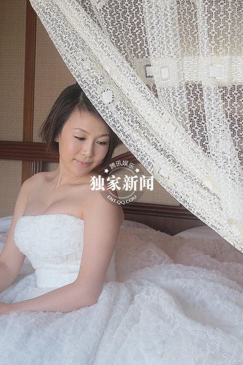 金志文豪华婚礼现场 新人抵海边拍婚纱照