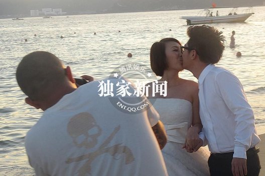 金志文豪华婚礼现场 新人抵海边拍婚纱照