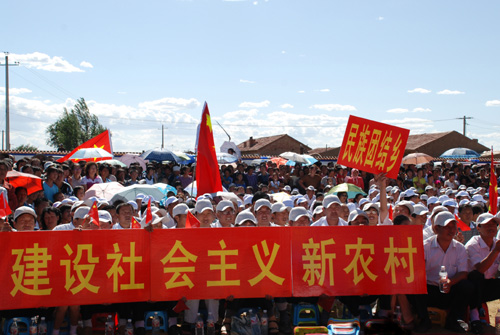 在农村看场娱乐节目真不容易呀