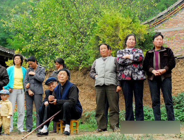 在农村看场娱乐节目真不容易呀