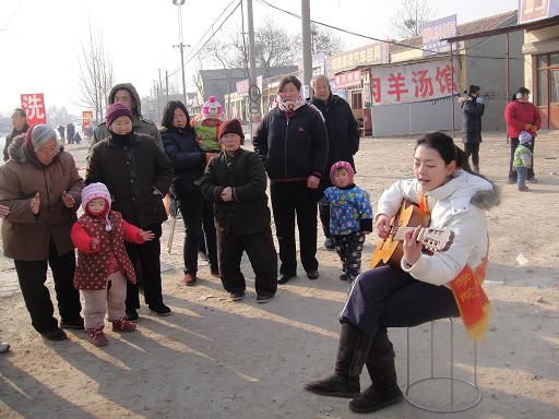 在农村看场娱乐节目真不容易呀