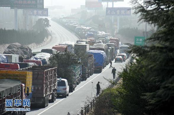 （突发事件）（1）京台高速山东段发生多起交通事故 造成双向堵车