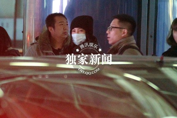 李冰冰素颜亮相眼袋深倦容明显