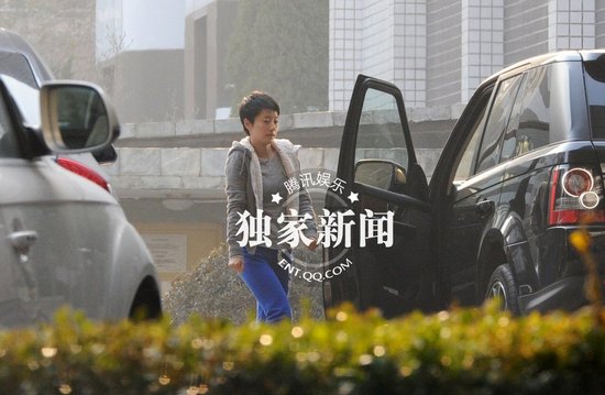 马伊琍带女儿悠闲逛商场 着急找不到车位面露难色