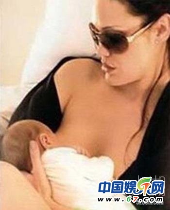 盘点当众哺乳秀母爱的女星