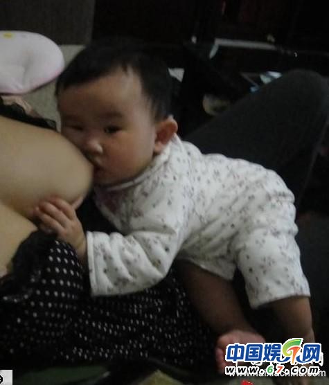 盘点当众哺乳秀母爱的女星