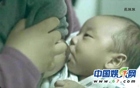 盘点当众哺乳秀母爱的女星