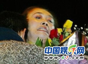 明星绝不愿意再提露丑往事 何炅曾被扔香蕉