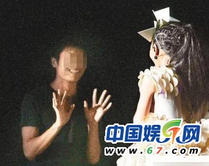 明星绝不愿意再提露丑往事 何炅曾被扔香蕉