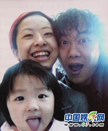 徐濠萦陈奕迅一家三口温馨照