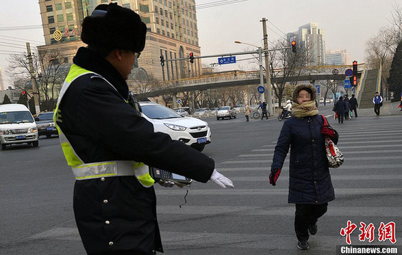 “中国式过马路”吃罚单