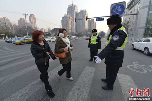 “中国式过马路”吃罚单