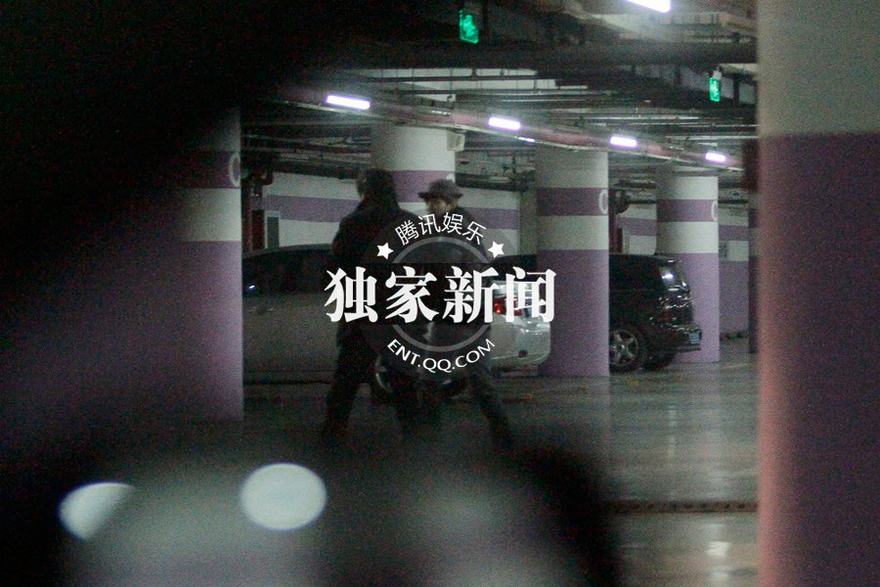 刘亦菲携“绵羊音”曾轶可会干爹 陈金飞贴身当代驾