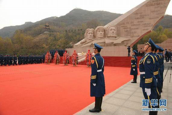 资料图：中国空军官兵瞻仰空军英雄纪念墙。