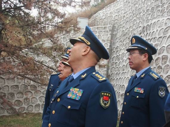 资料图：空军首长瞻仰空军英雄纪念墙。