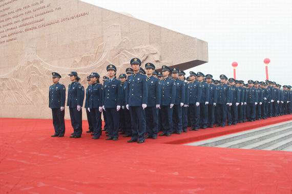 资料图：中国空军官兵列队瞻仰英雄纪念墙。