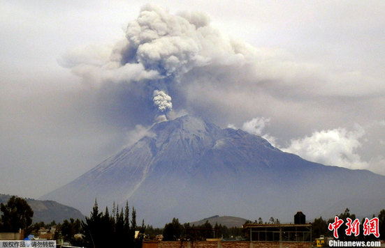 厄瓜多尔通古拉瓦火山剧烈喷发