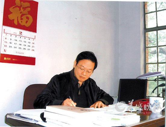 2009年春节期间，于幼军在广东省立中山图书馆读书、写作。他将自己在此读书写作的小房间称为“文德书房”