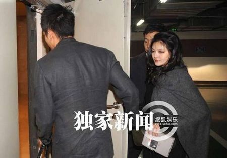 大S汪小菲情侣装“飞跃”长城 曝婚后恩爱细节(组图)