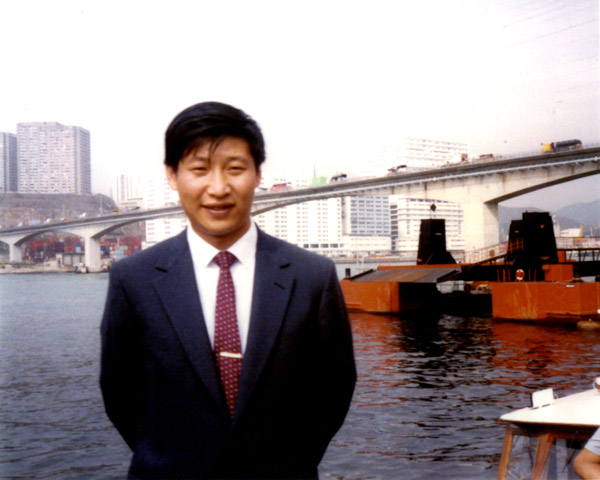 File photo shows Xi Jinping, then vice mayor of Xiamen City of southeast China's Fujian Province, poses for photo during an overseas visit. (Xinhua)