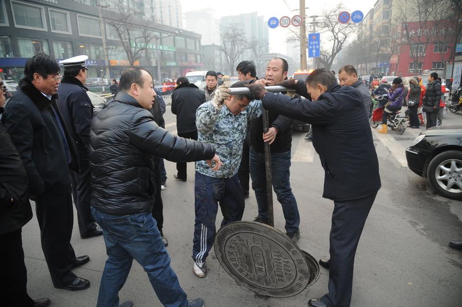 太原路面塌陷 煤气管道被压断