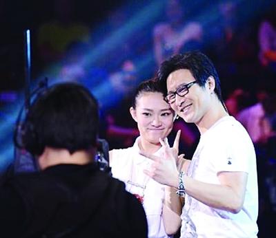 汪峰在《中国好声音》现场与学员崔天琪合影.