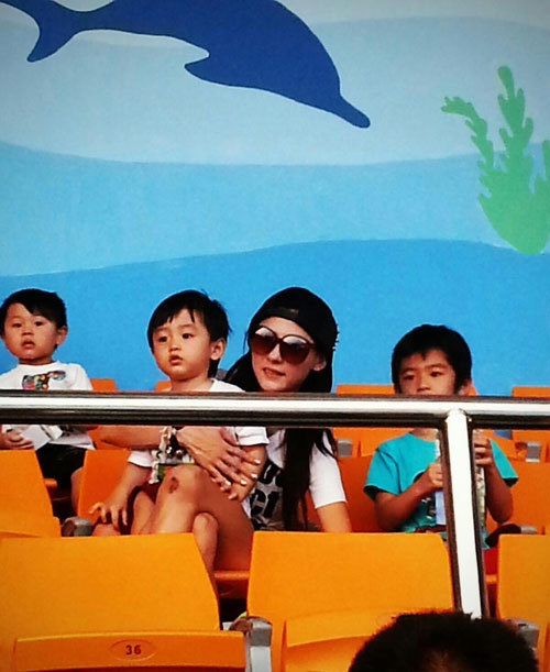 张柏芝带两个儿子去海洋公园