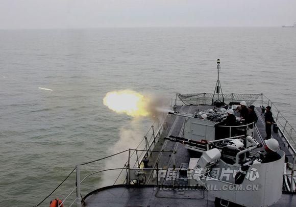 资料图：中国海军猎潜艇实射干扰弹。