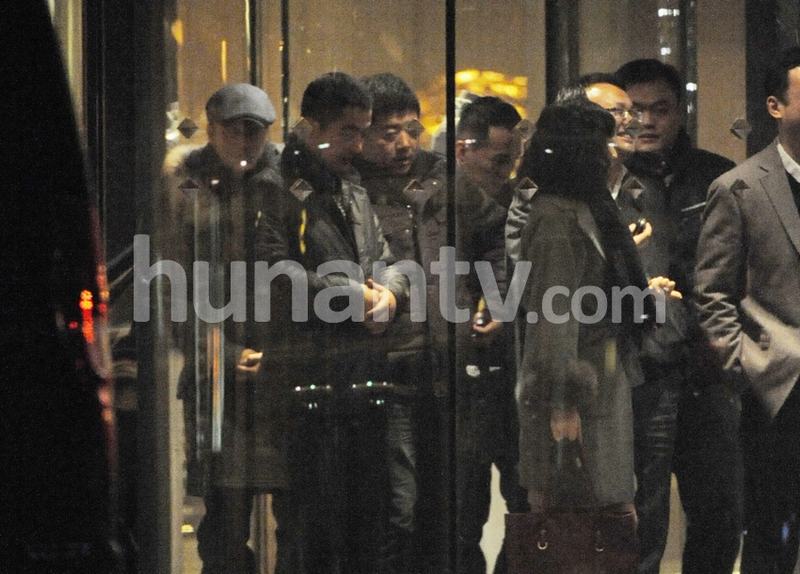 “潮爸”陈坤回京潮装寸头手持佛珠 闪电换装酒店会友