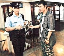 明星打记者内幕：谢霆锋丑态被拍发飙 李亚鹏怒掐记者