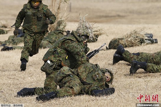 日本陆上自卫队举行空降演习