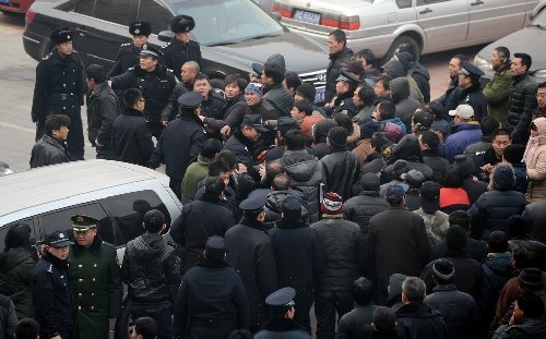 外交公寓50余民工讨薪 武警排人墙阻止