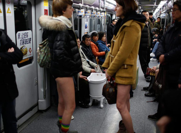 老外上海地铁当众脱裤子
