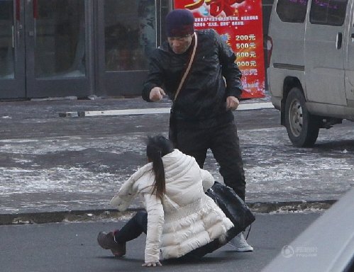 长春妙龄女子街头遭人暴打 路人旁观