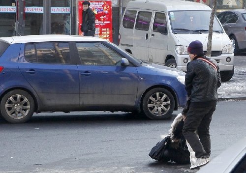 长春妙龄女子街头遭人暴打 路人旁观