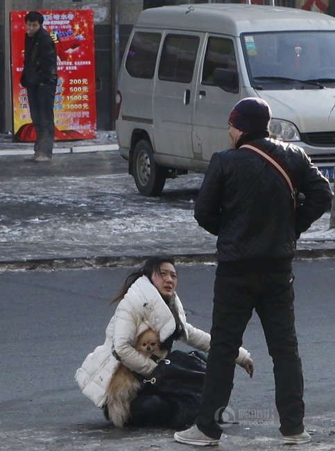 长春街头男子暴打女子 路人无人施救